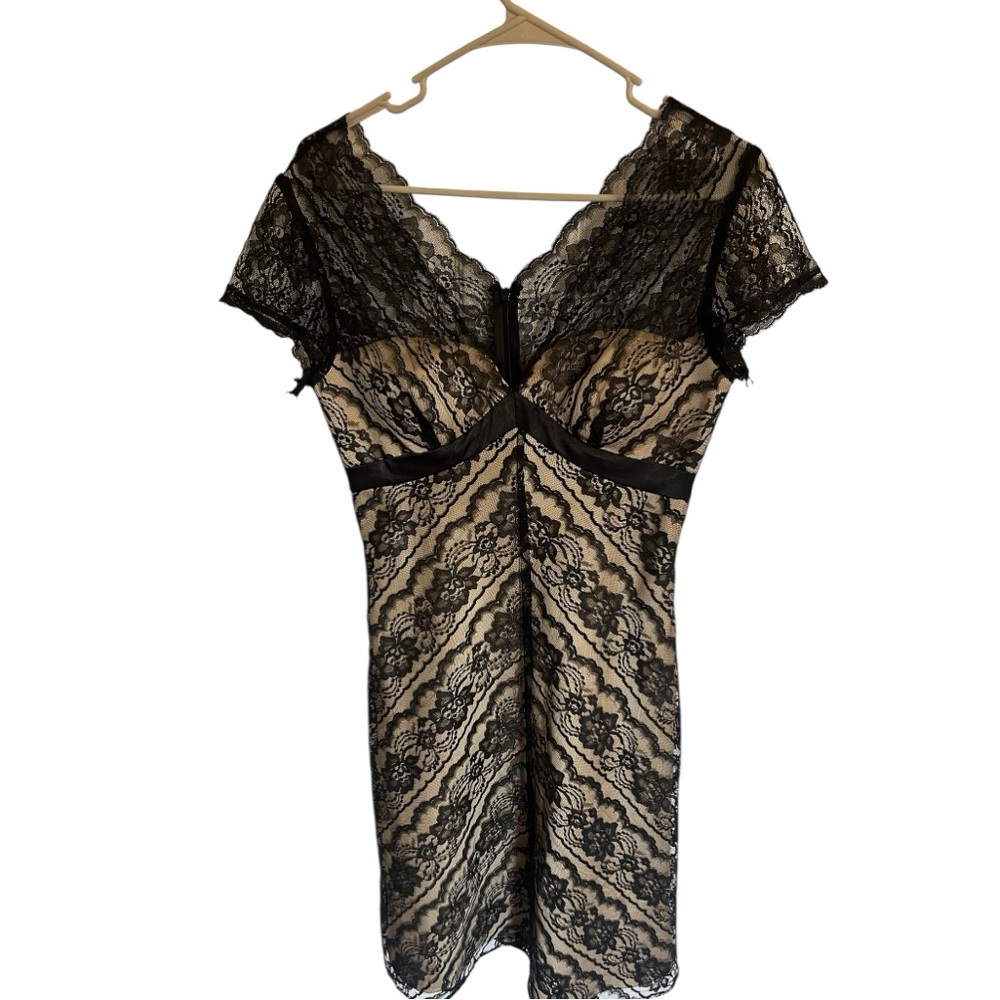 White House Black Market Dress Sz 4 Black Beige Lace Cocktail Party. Small tear